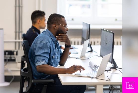 Um homem sentado em uma mesa, concentrando-se nos aspectos críticos dos novos tipos de ransomware