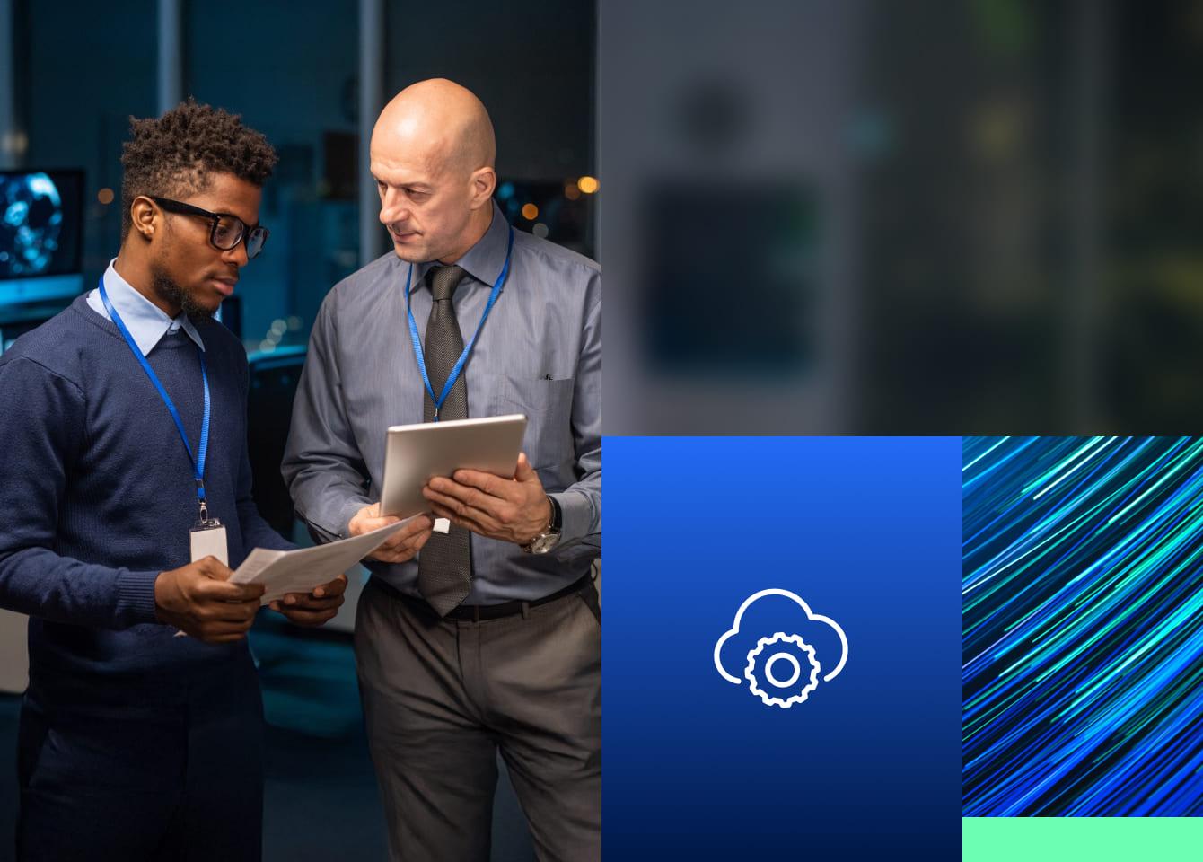 Zwei Männer in Anzügen stehen nebeneinander mit einem Tablet in der Hand, als Sinnbild für die Zusammenarbeit beim Bedrohungsmanagement.