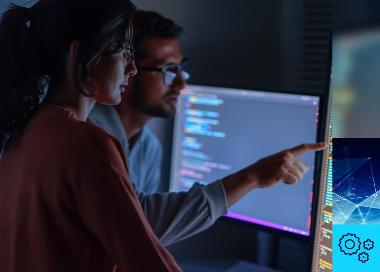 Due uomini in giacca e cravatta sono uno accanto all'altro e tengono in mano un tablet, a simboleggiare la collaborazione nella gestione dell'esposizione alle minacce.